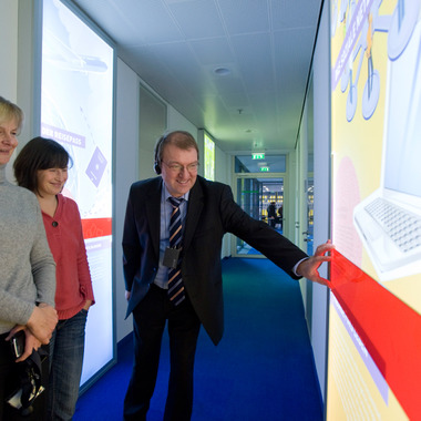 Datenschutz: nicht nur für Toll Collect ein wichtiges Thema. Anschaulich wird es durch eine Ausstellung im Haus, die auch öffentlich zugänglich ist. Infos unter www.datenschutz-im-dialog.de