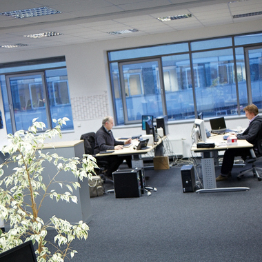 Wir arbeiten in hellen, großzügigen Büroräumen