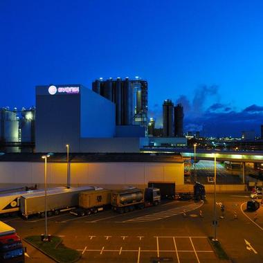 Der Evonik-Standort Wesseling bei Nacht.