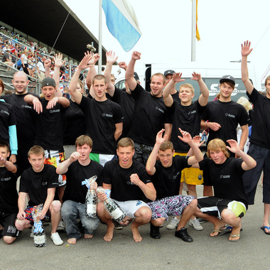 So sehen Sieger aus! Unser Azubi-Team „Captain Dragon Team“ gewinnt das Drachenboot-Rennen am Rande des Ruder-Weltcups in München