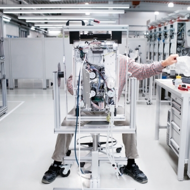 Mitarbeiter an einer Dialysemaschine
