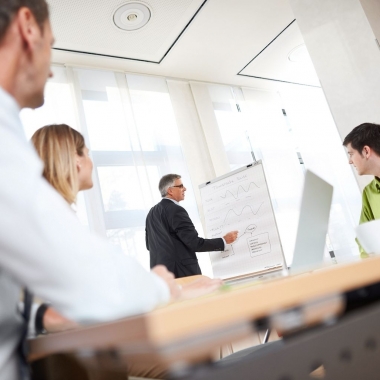 Individuell auf Sie abgestimmt stehen Ihnen ein umfangreiches Seminarangebot, E-Learnings, Sprachkurse, Inhouse-Schulungen oder unser internes Talentprogramm zur laufbahnspezifischen Förderung zur Verfügung.
