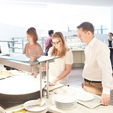 Mittwochs werden unter dem Motto „Klimateller“ CO2-schonende Gerichte in der hauseigenen Kantine angeboten.
