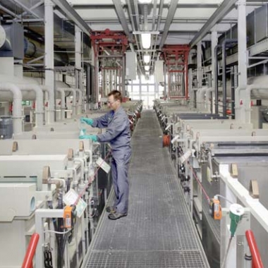 Produktionsgetreue, automatische Versuchsgalvanikanlage für dekorative Beschichtung von Metallen und Kunststoffen