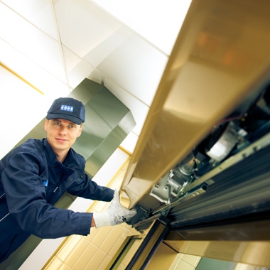 Blick fürs Detail – Türen-Servicetechniker
