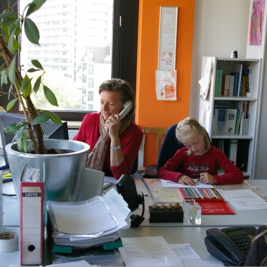 Familienfreundliche Unternehmenskultur: Wenn Arbeitsumfeld und Work-Life-Balance stimmen, erbringen Mitarbeiter Höchstleistungen.