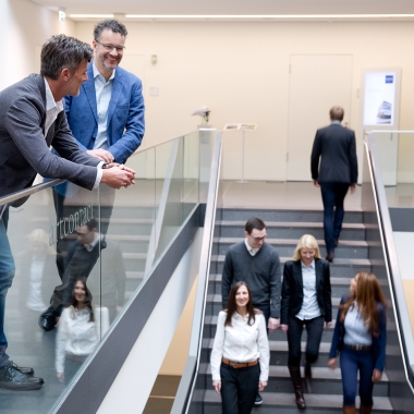 Wir bieten eine offene Arbeitsatmosphäre im modernen Ambiente.