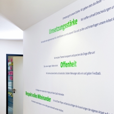 Unsere Unternehmenswerte, visualisiert an einer Bürowand