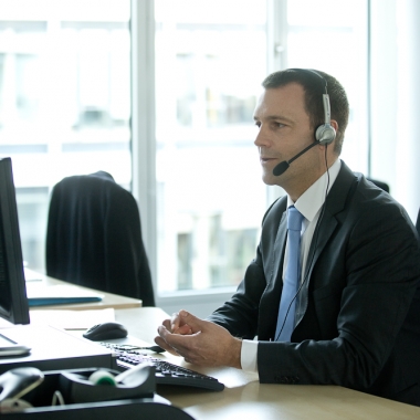 Unsere Mitarbeiter beraten telefonisch, per E-Mail oder an einem unserer Standorte vor Ort.