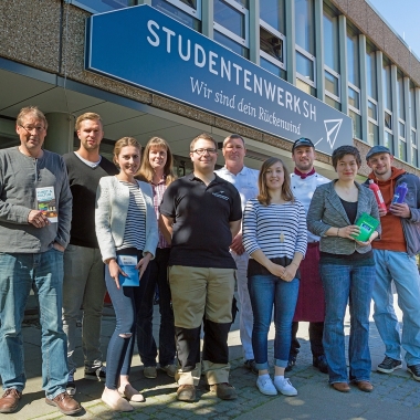 Das Studentenwerk beschäftigt 533 Mitarbeiter/innen in den Bereichen Mensen und Cafeterien, studentisches Wohnen, BAföG, psychosoziale Beratung, Familie, Internationales sowie Kommunikation und Kultur.
