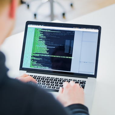 Unser Kollege beim Programmieren