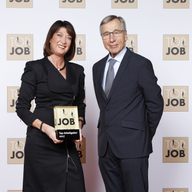 Frau Schwarz erhält von Wolfgang Clement die Auszeichnung "Top-Arbeitgeber 2017".