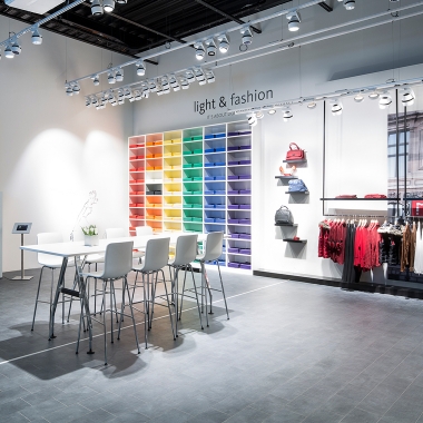 Wir sind Experte für professionelle Beleuchtung und Lichtkonzepte im Retail. In unserem Showroom in Köln zeigen wir unseren Kunden Lichtlösungen in der Anwendung.