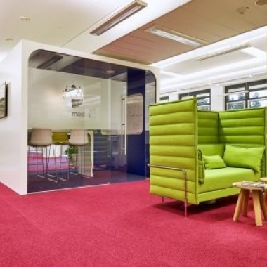 Wir haben unser Raumkonzept „Open Space“ genannt, denn es öffnet Räume für Kreativität und Austausch. Wir möchten die schnelle, persönliche Kommunikation ermöglichen und dafür sorgen, dass unsere Unternehmenswerte auch im beruflichen Alltag gelebt werden.