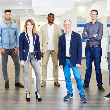 Sie kommen direkt aus dem Studium oder verfügen bereits über Erfahrung in Ihrem Beruf? Sie wollen den nächsten Schritt Ihrer Karriere gehen? Dann sind Sie bei der PI Gruppe genau richtig!

Wir sind zukunftsorientiert und international und bieten Ihnen daher einen sicheren Arbeitsplatz mit spannenden Aufgaben und interessanten Perspektiven. www.physikinstrumente.de/de/karriere