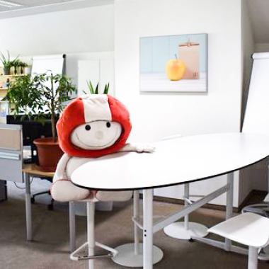 Unser Helmi fühlt sich wohl in unseren modernen und offenen Büros.