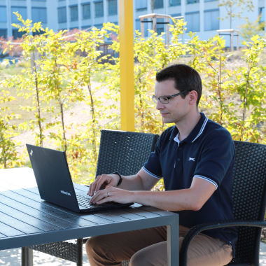 Unsere Jobs bieten interessante Perspektiven - z.B. auch mal vom Freiluftbüro auf den grünen Robotron SMART Campus.