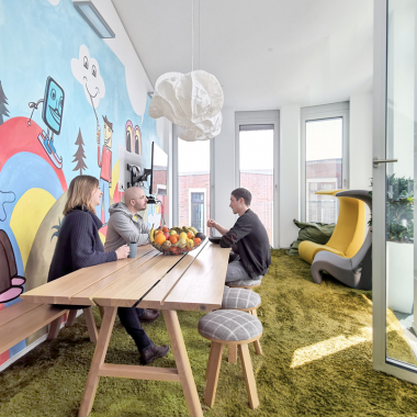 In unseren verschiedenen Loungeareas kann jede*r Mitarbeiter*in auch mal ausspannen  - und zum Beispiel Kickern oder ne Runde Fifa spielen.