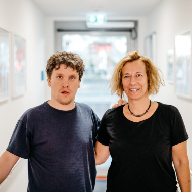 Eingliederungshilfe im Alltag: Ein Bewohner und eine Fachkraft verbringen Zeit miteinander. Unsere Arbeit ist geprägt von Wertschätzung, individueller Förderung und diakonischen Grundsätzen. Wir ...