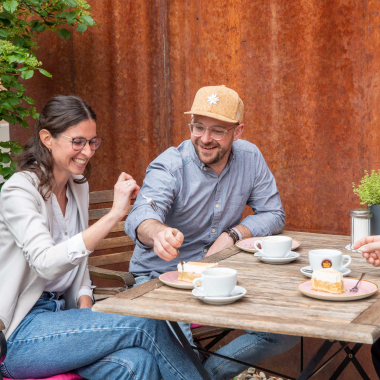 Ob Lunch oder Coffee-Break, manchmal muss man mit den Kolleg*innen auch einfach kurz durchatmen und abschalten.