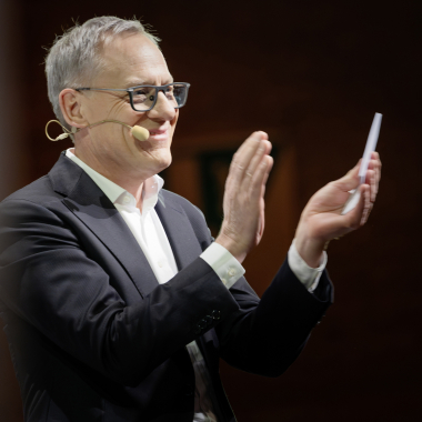 Unser CEO beim Kick-off Assura 2025 vor der gesamten Belegschaft