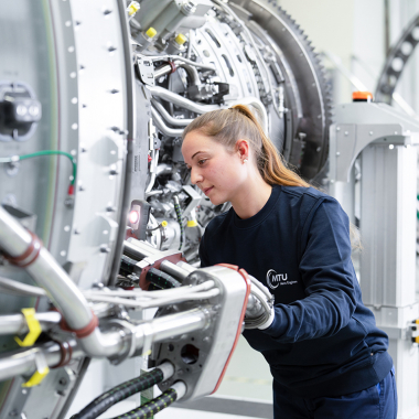 Sichtprüfung an einem PW1100G-JM Triebwerk.