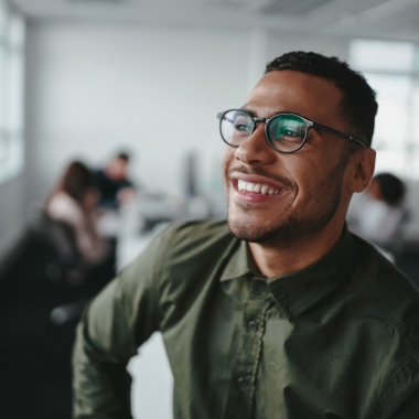 Mann blickt fröhlich Foto: AdobeStock