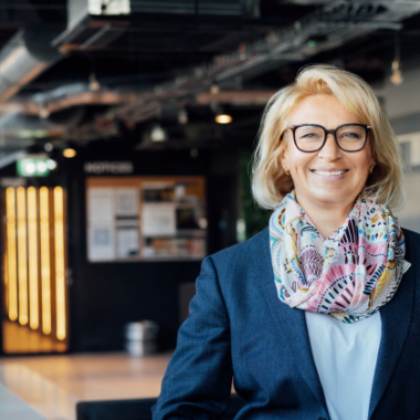 Frau lächelnd mit Unterlagen Foto: AdobeStock