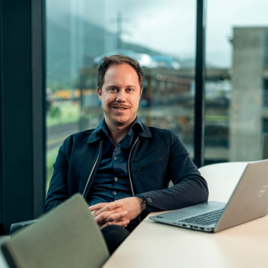 Wo Ideen entstehen: zwischen Bildschirm und Bergpanorama