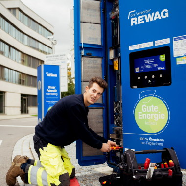 Damit die Elektromobilität hier vor Ort Fahrt aufnimmt haben wir bereits rund 300 Ladestationen errichtet.