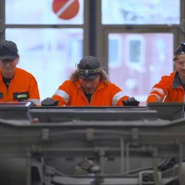 In der Werkstatt werden grosse Teile bewegt - zum Glück können wir uns dabei aufeinander verlassen.