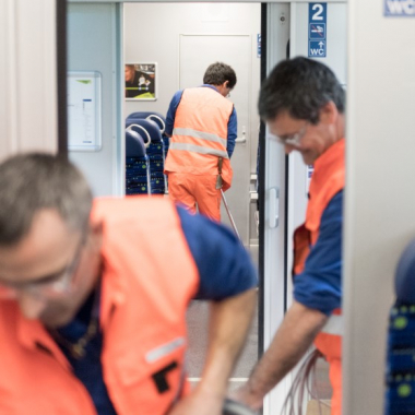 Ein eingespieltes Team zu sein, zahlt sich bei der Wagenreinigung aus.