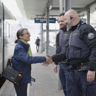 Reisebegleitung und Mitarbeiter:in Sicherheit bei der BLS