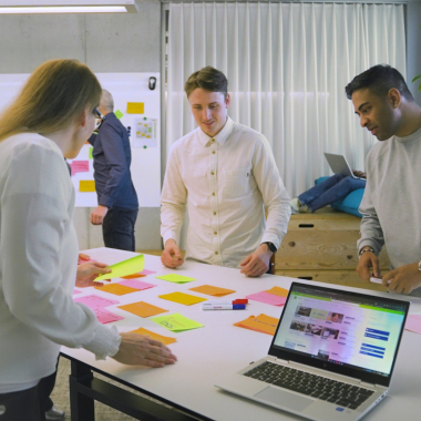 In einem Workshop wird gemeinsam an einer neuen Idee gearbeitet.