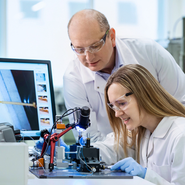 Heraeus Medevio: Hand in Hand beim Labor-Process zusammenarbeiten.