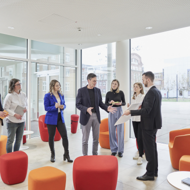 Alle arbeiten gemeinsam an verschiedenen Lösungen - an Projekten, die den Unterschied machen.