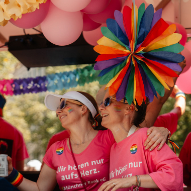 Wir sind bunt! Diversität wird bei uns großgeschrieben. Darum sind wir jährlich beim CSD mit einem eigenen Wagen vertreten.