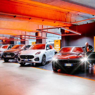 Ein Mitarbeiter in der SIXT Parkgarage