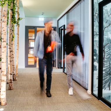 Zwei Mitarbeiter im Headquarter Pullach