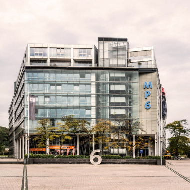 Kölle, Do Bes E Jeföhl! Unseren nördlichsten Standort gibt es seit elf Jahren. Direkt am Mediapark gelegen ist Accso der Arbeitsplatz für gleich mehrere Teams. Ob Arbeiten am Stehtisch, mit Blick ...