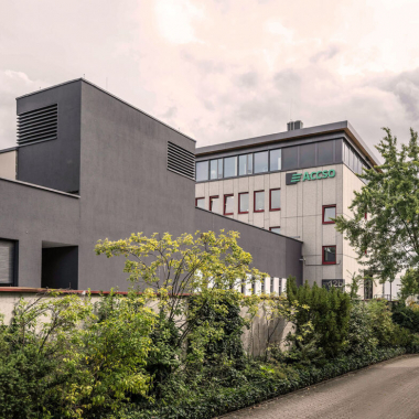 Unser Hauptsitz und Gründungsort befindet sich seit 2010 in der Wissenschaftsstadt Darmstadt. Hier arbeiten, vernetzen und feiern wir. Das Besondere? Das Gesamtkonzept des Büros wurde von Accsonaut:...