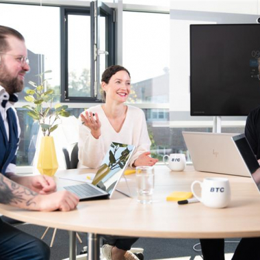 Arbeiten in modern ausgestatteten Meetingräumen