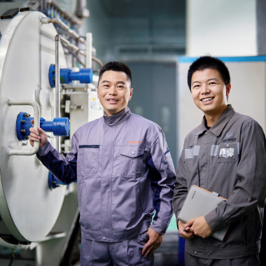 Teamarbeit in der Fertigung – bei uns greifen Qualität und Technik nahtlos ineinander