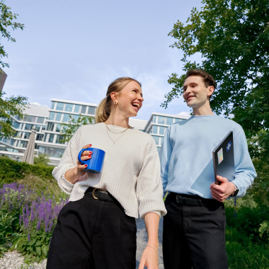 Unser großer Garten vor unserem neuen Campus lädt sowohl zum Essen als auch zum Arbeiten oder Entspannen ein.