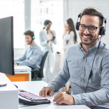 Unsere Mitarbeiterinnen und Mitarbeiter im Immobilienmanagement und in der Immobilienvermittlung kümmern sich um die Anliegen unserer Kundinnen und Kunden.