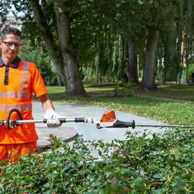 Mitarbeiter der Stadtentsorgung Potsdam beim Grünschnitt