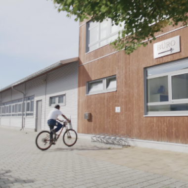 Mit dem Jobrad zum naturnahen Arbeitsplatz in Weng fahren.