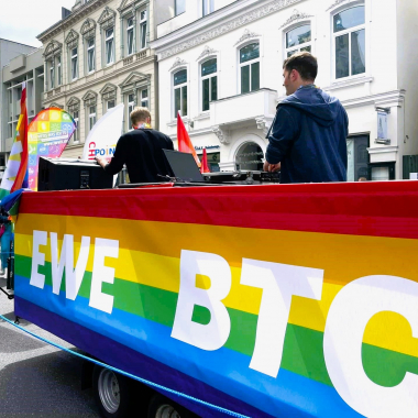BTC zeigt Flagge für Vielfalt beim CSD Oldenburg
