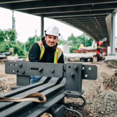 Wir bauen und erhalten Brücken, Straßen und Wege – für eine Stadt, die sicher und zukunftsfähig verbunden bleibt.