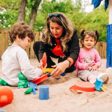 Wir versorgen Kinder und Jugendliche genauso wie Senioren und hilfsbedürftige Menschen.